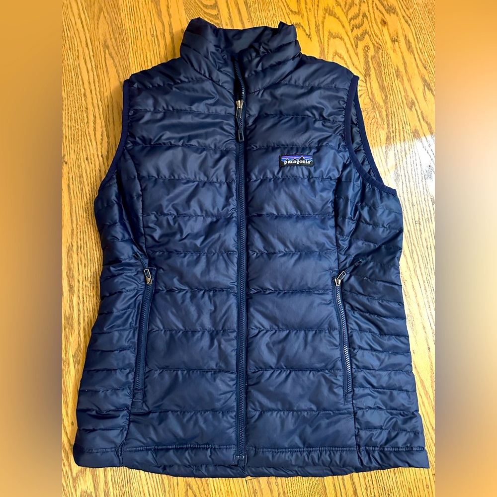 Patagonia Women’s Down Vest - navy - like new